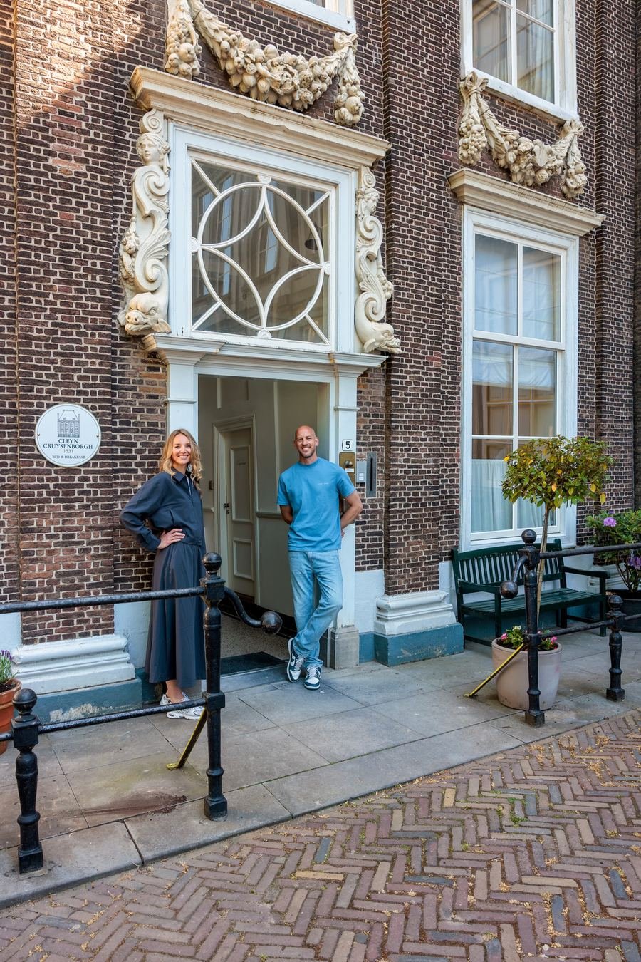 André en Mabel bij de ingang van het pand