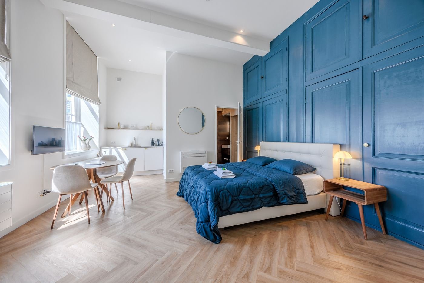 Directeurskamer met blauwe monumentale wand