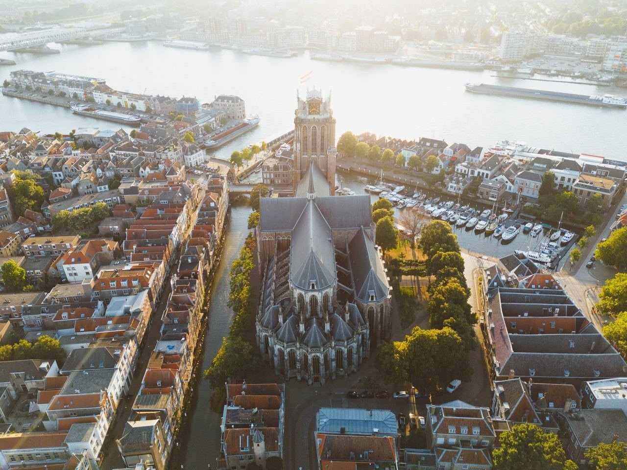 Luchtfoto van de Grote Kerk en de haven