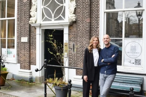 André en Mabel voor de B&B